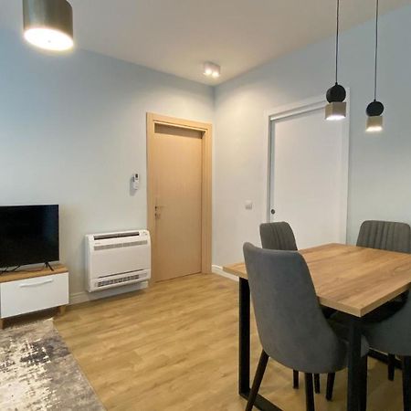 Centrally Located Glamorous Bright Apt Near Bazaar Tirana Extérieur photo