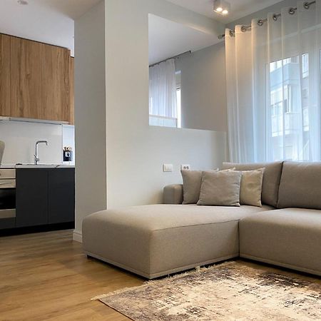 Centrally Located Glamorous Bright Apt Near Bazaar Tirana Extérieur photo
