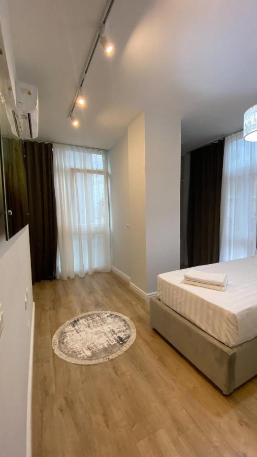 Centrally Located Glamorous Bright Apt Near Bazaar Tirana Extérieur photo