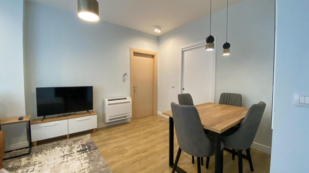 Centrally Located Glamorous Bright Apt Near Bazaar Tirana Extérieur photo