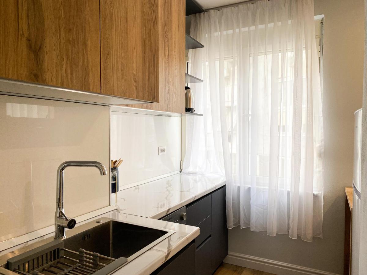 Centrally Located Glamorous Bright Apt Near Bazaar Tirana Extérieur photo