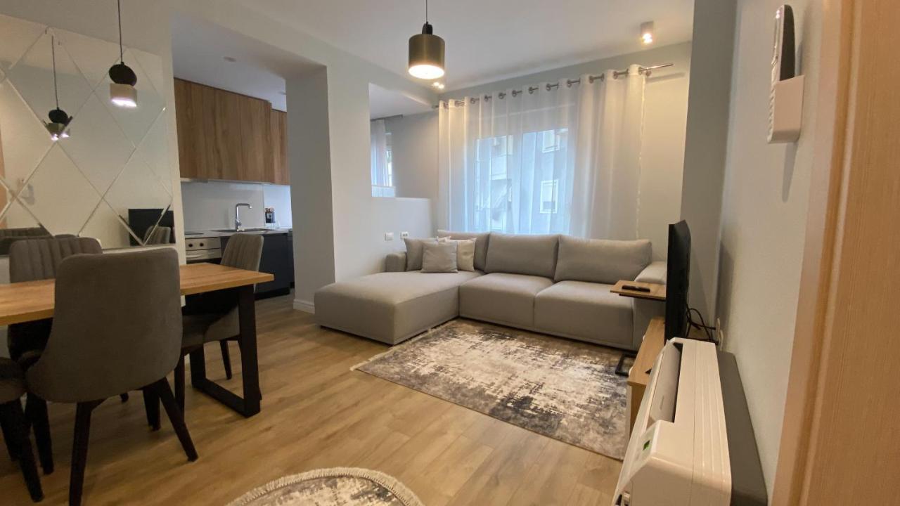 Centrally Located Glamorous Bright Apt Near Bazaar Tirana Extérieur photo