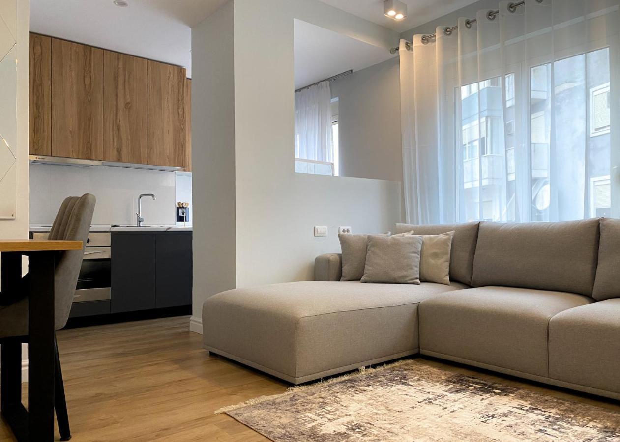 Centrally Located Glamorous Bright Apt Near Bazaar Tirana Extérieur photo