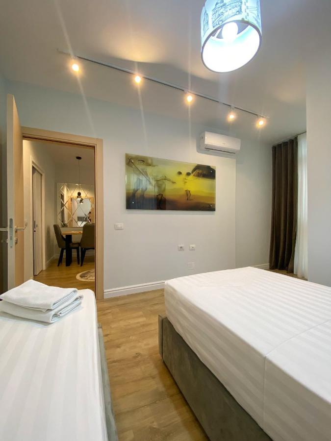 Centrally Located Glamorous Bright Apt Near Bazaar Tirana Extérieur photo