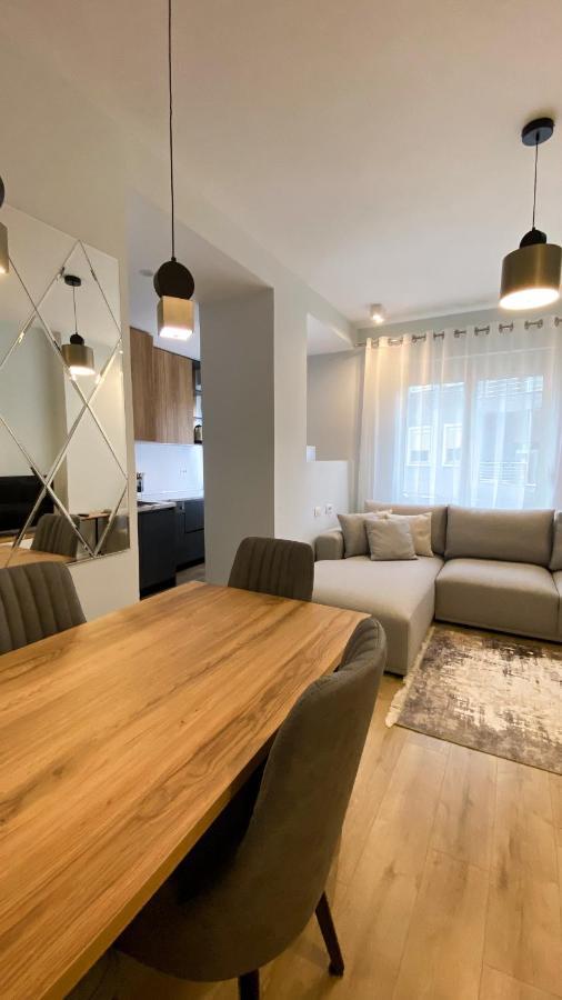 Centrally Located Glamorous Bright Apt Near Bazaar Tirana Extérieur photo