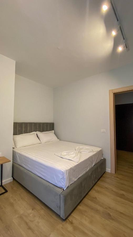Centrally Located Glamorous Bright Apt Near Bazaar Tirana Extérieur photo