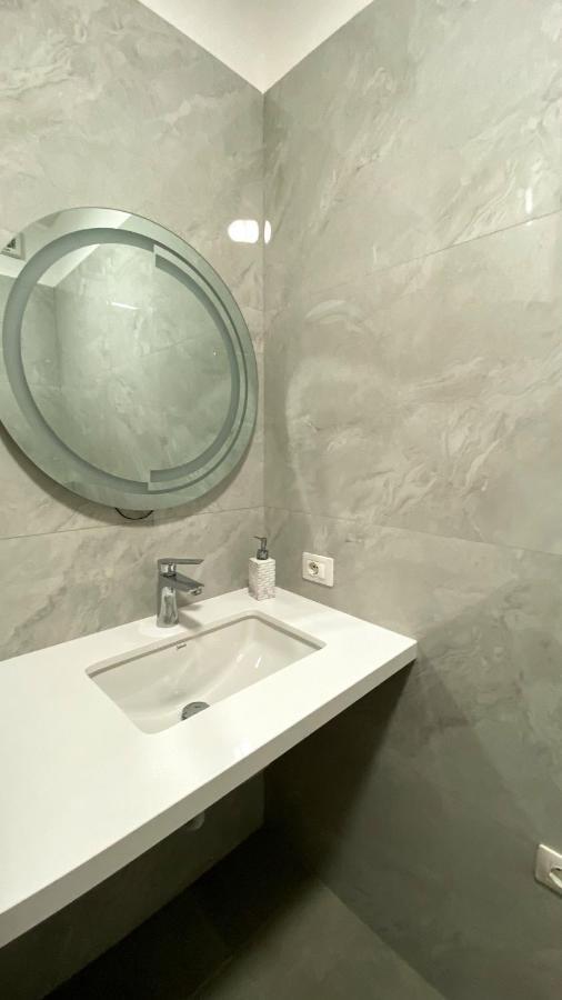 Centrally Located Glamorous Bright Apt Near Bazaar Tirana Extérieur photo