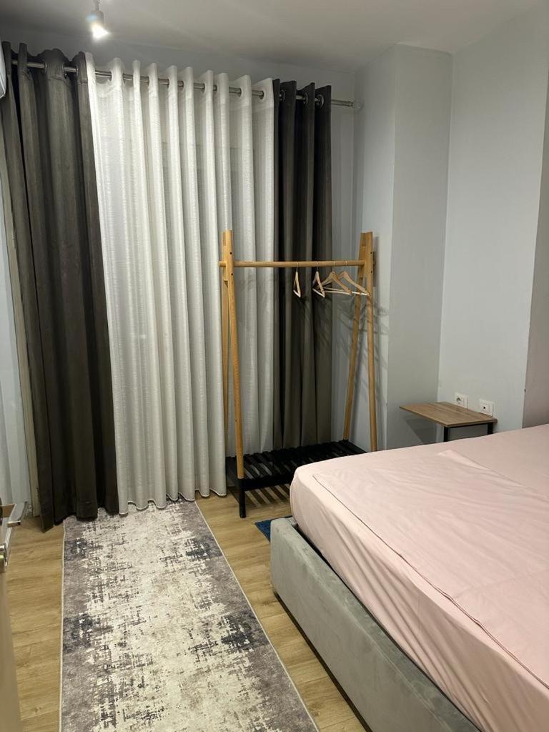 Centrally Located Glamorous Bright Apt Near Bazaar Tirana Extérieur photo