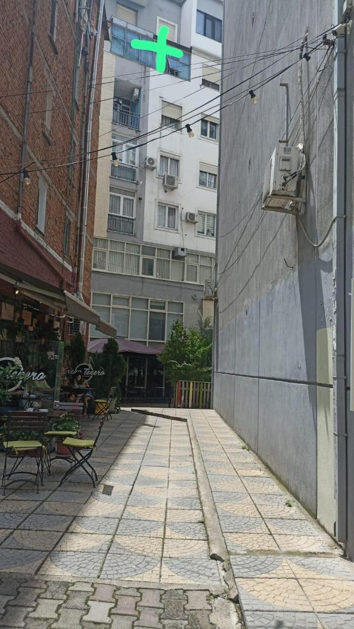 Centrally Located Glamorous Bright Apt Near Bazaar Tirana Extérieur photo